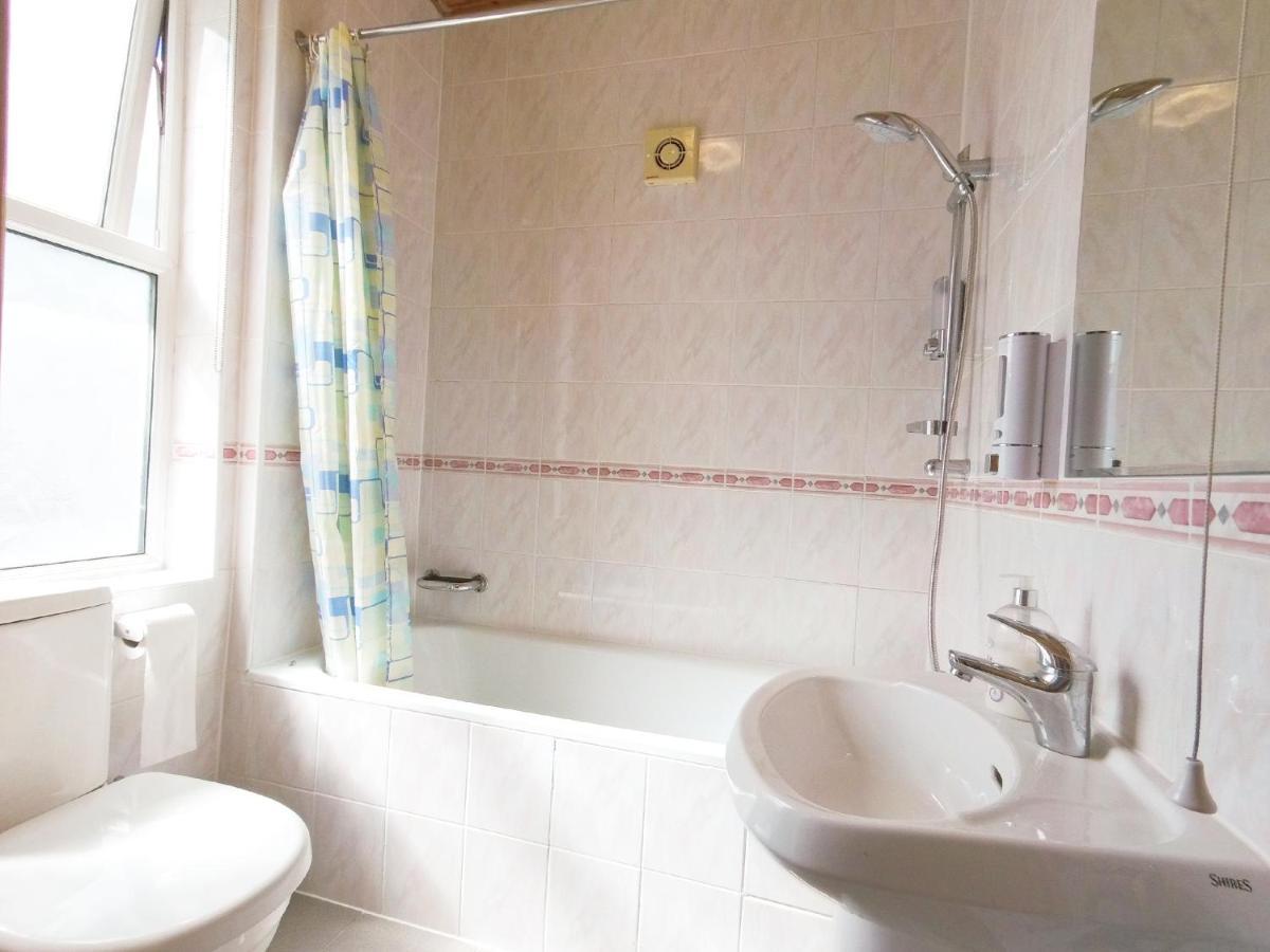 Appartamento Carnation Flat A In Wembley Londra Esterno foto
