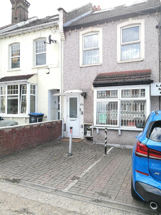 Appartamento Carnation Flat A In Wembley Londra Esterno foto